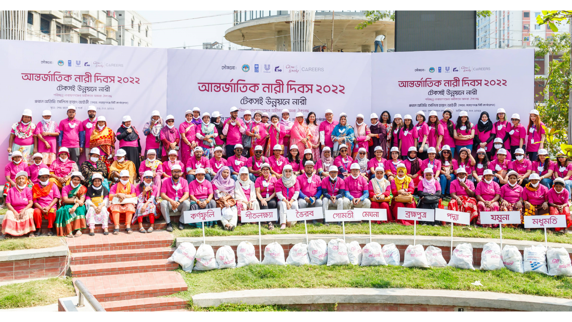 Hundreds of women joined hands to promote plastic collection