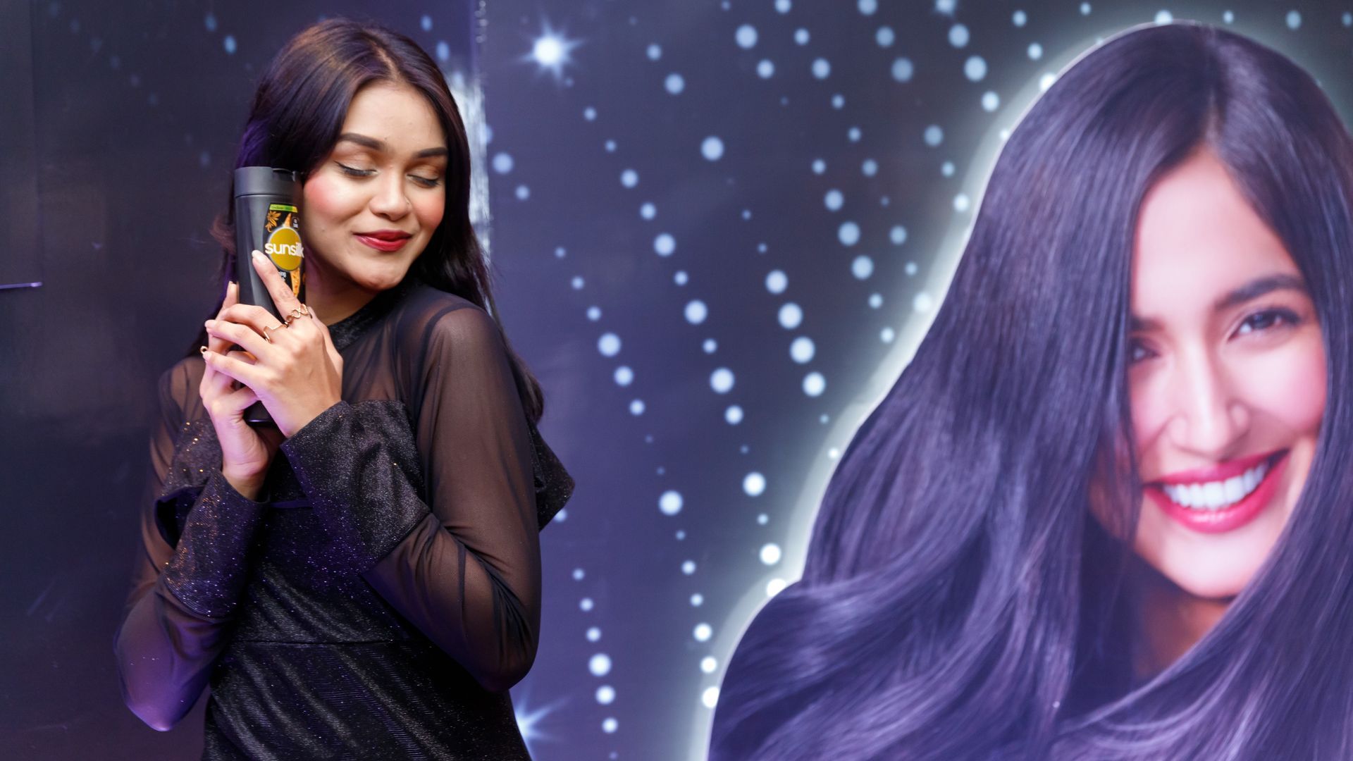 A young girl posing with the new Sunsilk Sparkle on the product launch event